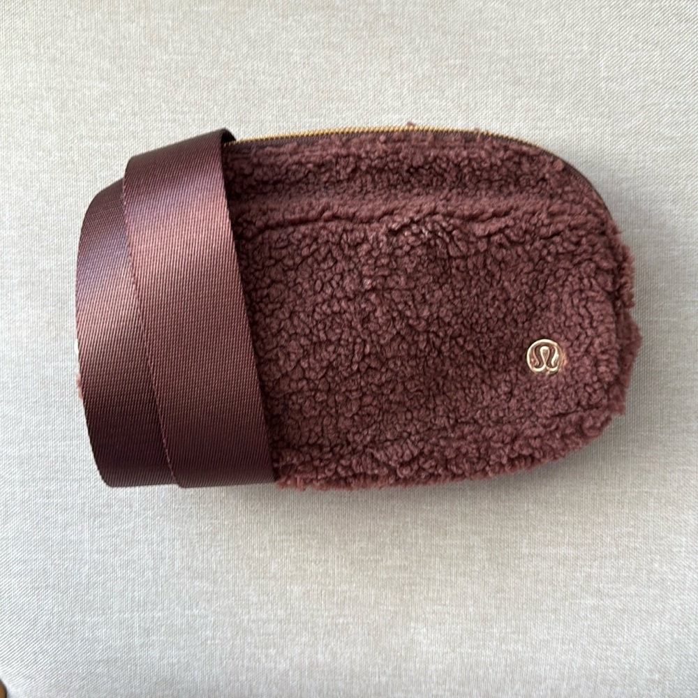 Lululemon chocolate brown sherpa belt bag